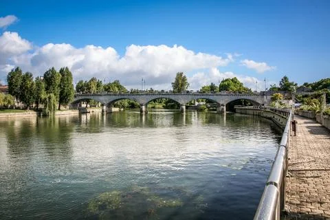 A bridge spans a river with a view of the water in Cognac France Foto stock