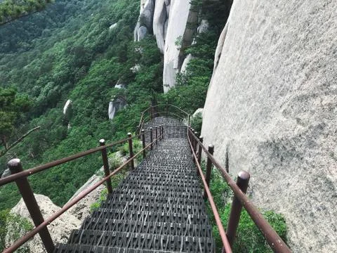 The bridge with steps leading down from the mountain peak. Seoraksan National Stock Photos