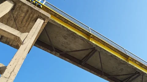 Bridge structure from below with clear blue sky Vidéo 312122867