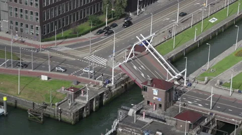Bridge through a lock falls for journey of motor transport, Rotterdam Video stock 47746762