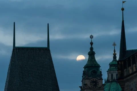 Bridge tower of Charles bridge in Prague over the Vlatva river at night with  Stock-Fotos