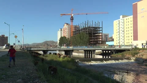 A bridge on the Tuul river runs through the Ulaanbaatar town, Mongolia. Видео 303728636