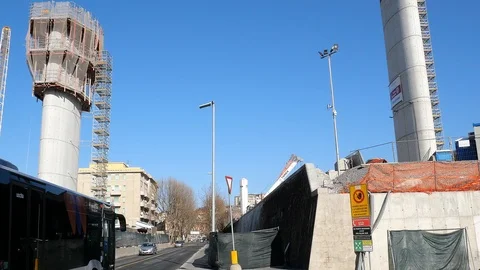 Bridge under construction over a busy road Vídeos de archivo 125331258