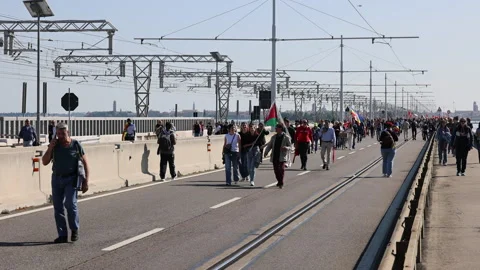 The bridge to Venice is blocked by Protestors protesting the war in Gaza Stock Footage 337515358