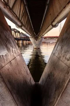 A bridge with a view of the water below 库存照片