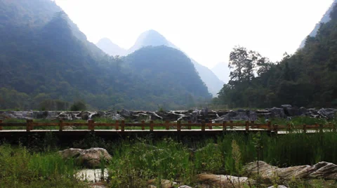 Bridge waterfall Vídeos de archivo 32237305