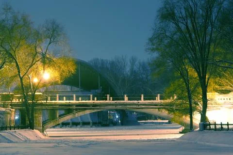Bridge in winter park Stock-Fotos