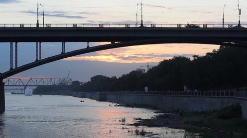 Bridges through the river at sunset. 库存影片 111437677