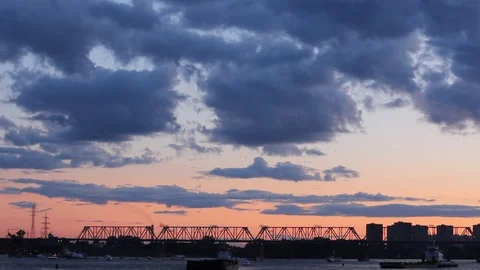 Bridges through the river at sunset. 库存影片 111581093