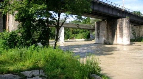 Bridges with traffic crossing a river 스톡 동영상 40614574