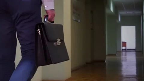 Briefcase in the hand of a man walking through the office. Stock-Footage 142709368