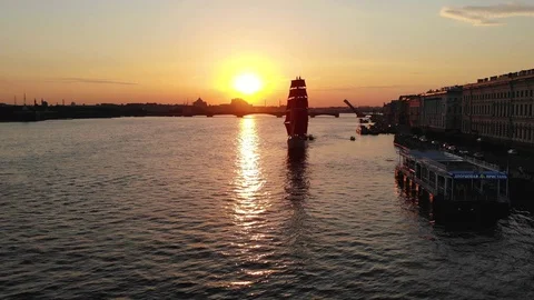 Brig Russia with red sails floating on the Neva river at dawn Stock Footage 129098566