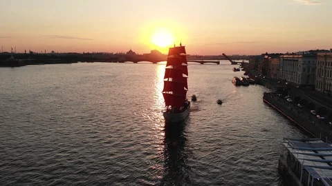 Brig Russia with red sails floating on the Neva river at dawn Stock Footage 129098631