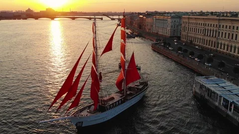 Brig Russia with red sails floating on the Neva river at dawn Stock Footage 129098833