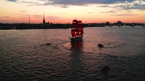Brig Russia with red sails floating on the Neva river at dawn Stock Footage 129098968