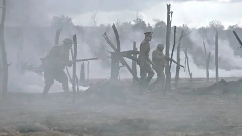 Brigadier General Douglas Macarthur leading soldiers, World War I - Reenactment 库存影片 202896224