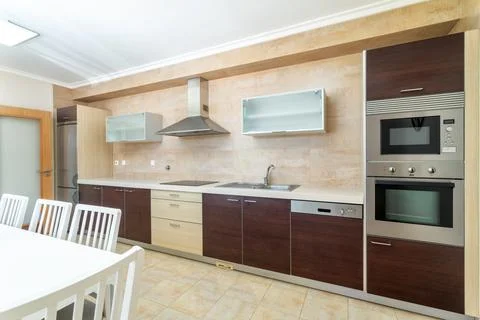 Bright and stylish kitchen features modern cabinets, sleek appliances, and ample Foto stock