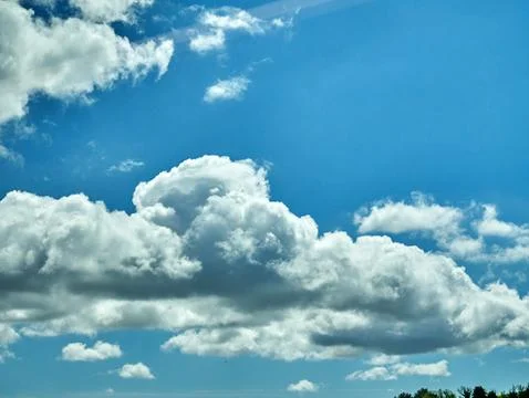 Bright Blue Sky with Dramatic White Clouds Foto stock