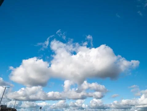 Bright blue sky with dramatic white clouds Foto stock