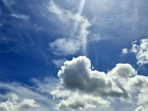 Bright blue sky with dramatic white clouds Stock Photos