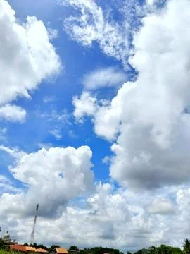 Bright Blue Sky filled with Fluffy White Cumulus Clouds Fotos de archivo