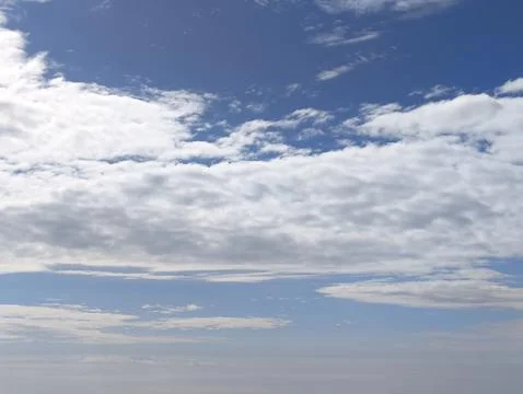 Bright blue sky with fluffy white clouds Stock-Fotos
