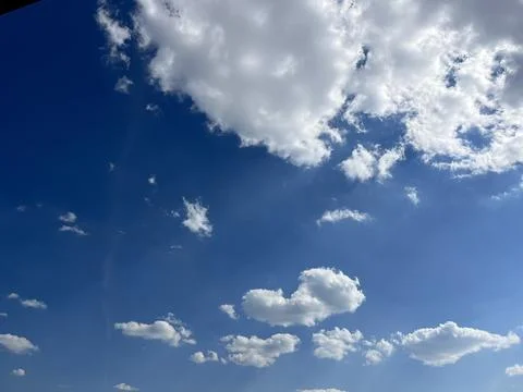 Bright Blue Sky with Fluffy White Cumulus Clouds Fotos Stock