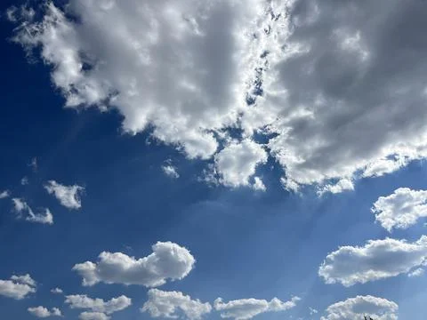 Bright Blue Sky with Fluffy White Cumulus Clouds Fotos Stock
