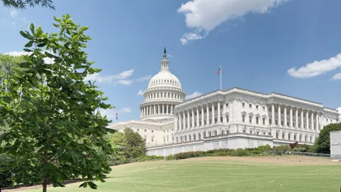 Bright blue sky with light clouds above the US Capitol building Stockbeeldmateriaal 336573604