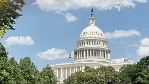 Bright blue sky with light clouds above the US Capitol building in Washington Stockbeeldmateriaal 336573691