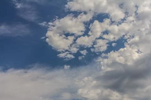 Bright blue sky with scattered clouds during midday showcasing various clou.. 스톡 사진