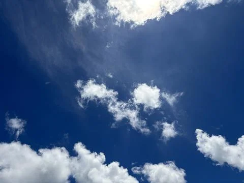 Bright Blue Sky with Scattered Fluffy White Cumulus Clouds Fotos de archivo