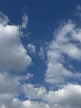 Bright blue sky with voluminous white cumulus clouds, beautiful natural bac.. Stock Photos