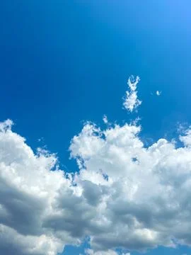 Bright blue sky with white clouds on a clear day Stock-Fotos