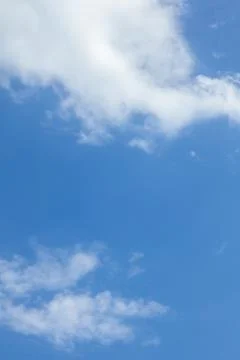 Bright Blue Sky with Wispy Clouds Stock-Fotos