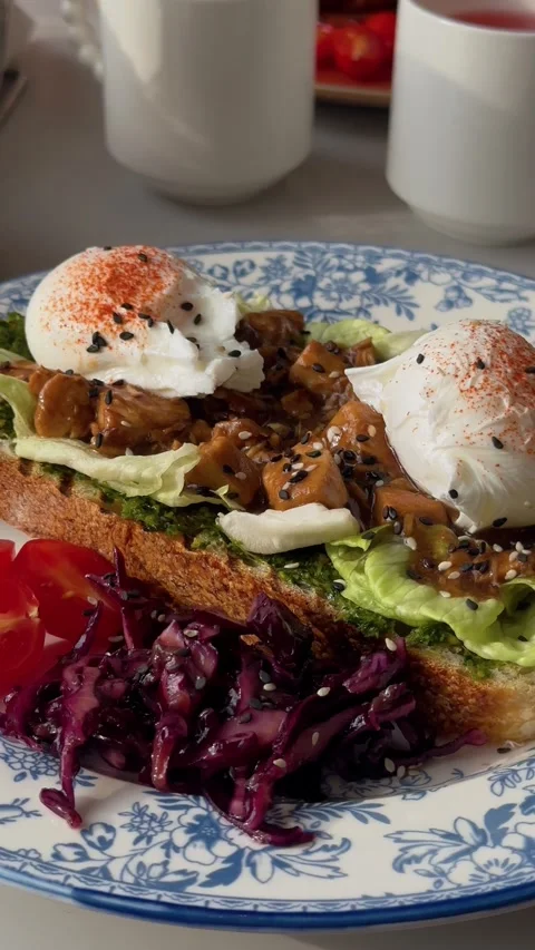 Bright brunch presentation. Elegant breakfast with colorful toppings 스톡 동영상 333332821