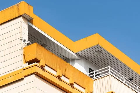 Bright building with yellow features under a clear sky Stock-Fotos
