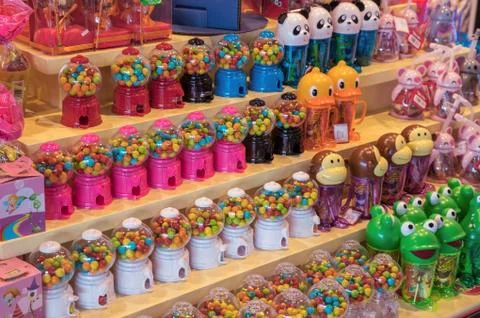 Bright candy in jars on the shelf Foto stock