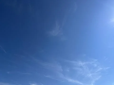 Bright Clear Blue Sky with Light Cirrus Clouds on Sunny Day Stock-Fotos
