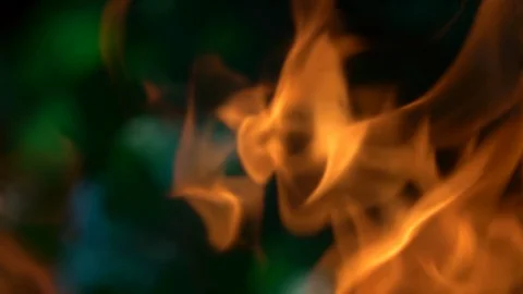 Bright close up fire at night against green background. Vidéo 108435895
