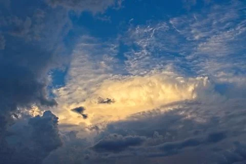 Bright cloud surrounded by otyher clouds in a blue sky. Foto stock