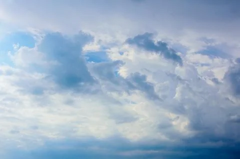 Bright Cloudy Sky with Soft Cumulus and Light Blue Gradients. Foto stock