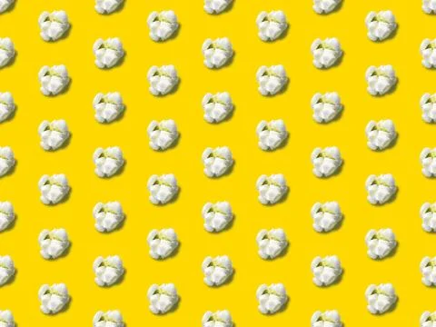 Bright colors of seamless pattern with  crispy popcorn and  corn. 스톡 일러스트