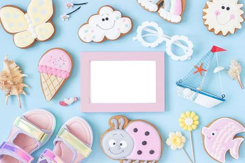 Bright creative layout made of white blank frame and cute summer symbols on p Foto stock