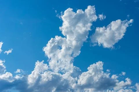 Bright cumulus cloud formation over clear blue summer sky Foto stock