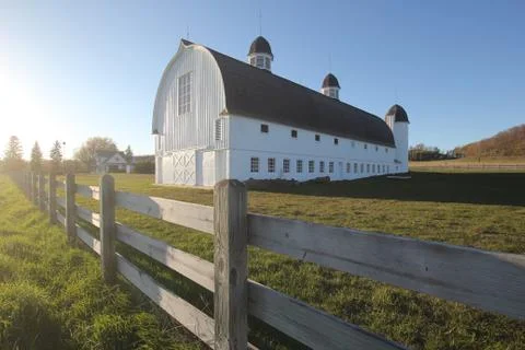 A bright day with a barn Stockfoto's