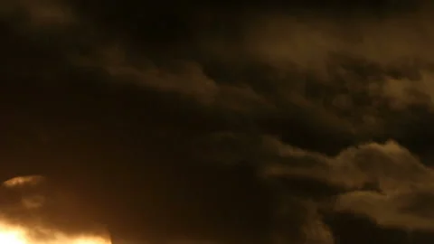 Bright disk of sun rising through clouds 스톡 동영상 122611606