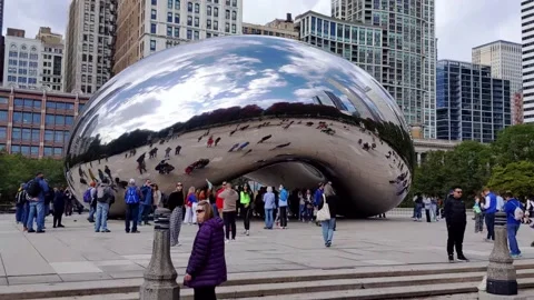 Bright fall day, walk up to Chicago's Cloud Gate, "The Bean",  reflected crowd Vídeo Stock 231455443