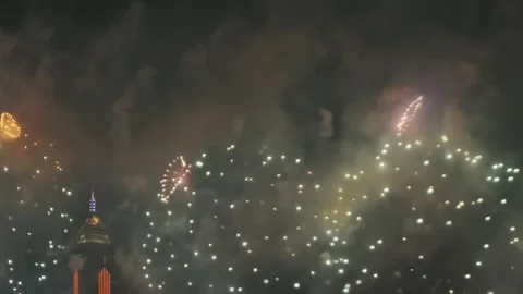 Bright fireworks exploding in night sky 動画素材 326165915