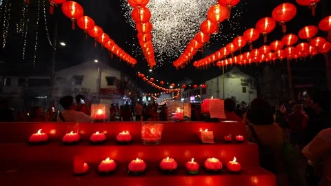 Bright fireworks light up the sky over red lanterns at the temple. Видео 317307589